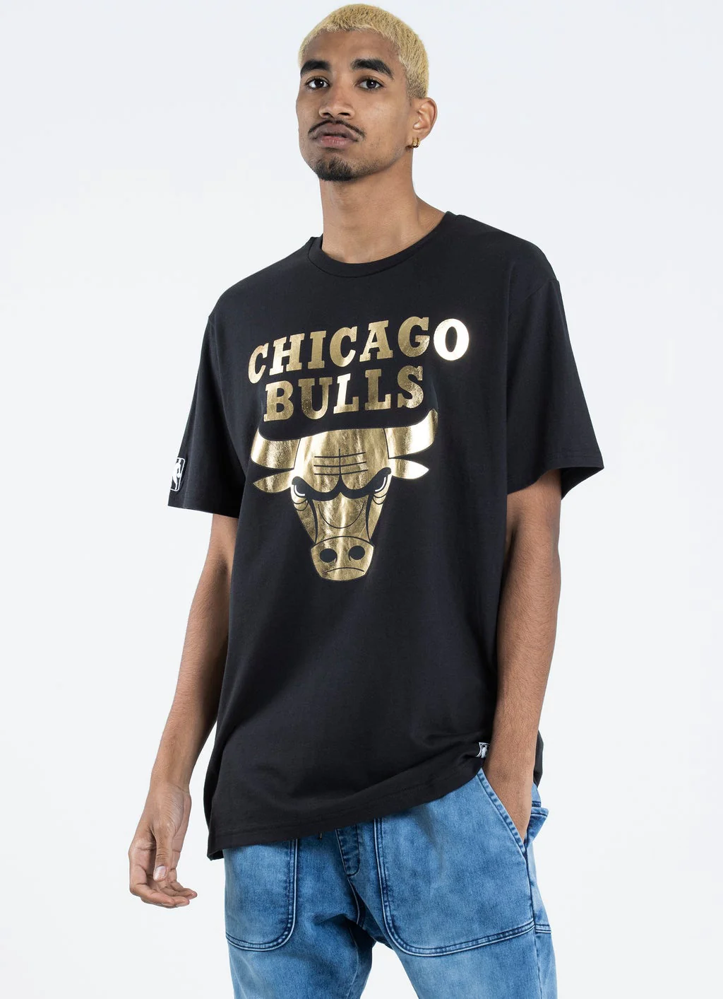 MITCHELL & NESS - Gold Foil Chicago Bulls Team Tee - Image 2