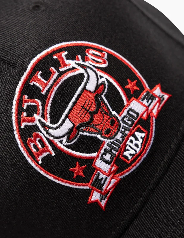 MITCHELL & NESS - NBA Bulls Emblem Stretch Snapback - Image 2