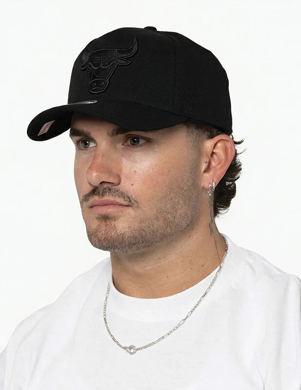 Mitchell & Ness SnapBack 110 Flexfit BULLS BLACK & BLACK